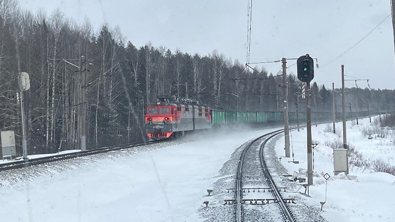 Главная картинка новости: В Кировской области поезд сбил легковушку