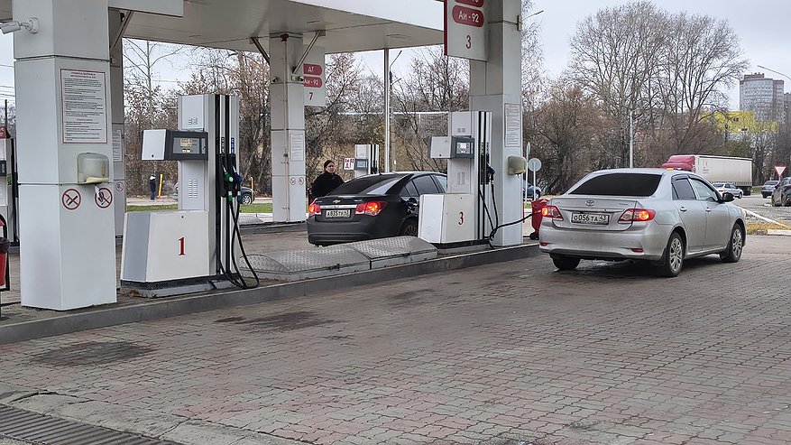 Главная картинка новости: Спать приходилось прямо в туалете: как я работала заправщиком на АЗС - личный опыт