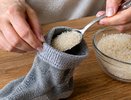 Старые носки не выбрасываю — засыпаю рисом и добавляю аромат: самодельные саше для шкафов с запахом дорогого отеля