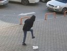 Жители Кирова сбросили на девушку пакет с камнями