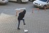 Жители Кирова сбросили на девушку пакет с камнями