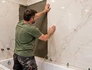 Забудьте про плитку в ванной: современная отделка, которую можно сделать за 1 день — без грязи, затирки и мастера