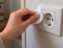 2 капли на ватный диск — и пожелтевшие розетки снова как новые: простой лайфхак без дорогой химии