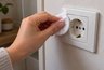 2 капли на ватный диск — и пожелтевшие розетки снова как новые: простой лайфхак без дорогой химии