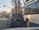 В Кирове Лексус вступил в схватку с троллейбусом
