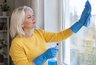 1 столовая ложка на литр воды — и разводы на окнах не страшны: секрет чистых стёкол без дорогой химии