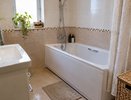 Добавляю 2 колпачка в воду — и от налёта и ржавчины на ванне не осталось и следа: простой способ вернуть белизну