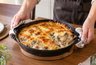 Курицу с грибами заливаю сливками и посыпаю сыром: делаю жюльен без лишних хлопот — домашние съедают до последней ложки