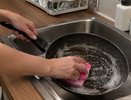1 стакан на сковороду — и она снова выглядит как новая: простой способ справиться с нагаром за 5 минут