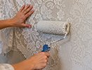 Обои больше не нужны: прикладываю старый тюль к стене и прохожусь валиком — получается кружевной узор за копейки