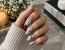 Серый цвет больше не кажется скучным: 8 дизайнов маникюра на осень — от графита до металлического блеска