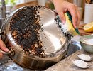 2 ложки на мокрую губку – и черное дно кастрюли очищается до блеска: нагар «в три этажа» сходит слой за слоем