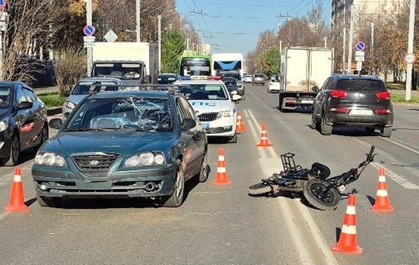 В Кирове женщина на электросамокате и парень на электровелосипеде попали под авто