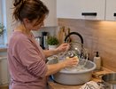 Добавляю 1 стакан уксуса в таз — и стеклянные крышки от кастрюль снова прозрачные: жир и налёт исчезают на глазах