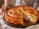 Пеку закрытый пирог с рыбой и овощами: сметанное тесто, сочная начинка — исчезает со стола тёплым