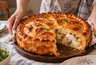 Пеку закрытый пирог с рыбой и овощами: сметанное тесто, сочная начинка — исчезает со стола тёплым