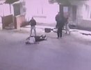 Уложили двоих в рядок: всплыли кадры группового убийства кировчанина у бара