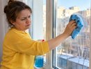 Забудьте про тряпки и ведро: хозяйки переняли из Китая новый способ мыть окна — результат удивляет