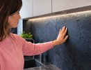 Плитка на фартуке — прошлый век: «сланцевая кожа» с Ozon превращает обычную кухню в альпийское шале — монтируется за 1 вечер
