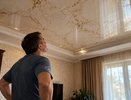 Натяжной потолок — прошлый век: в 2026 году всё чаще выбирают «гибкий мрамор» — выглядит дороже своей цены