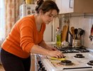 Многолетний жир больше не нужно оттирать часами: метод 2 стаканов — и конфорки снова выглядят как новые