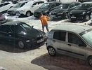 Видео с убегающим в носках  от гаишников ловеласом из Кирова разлетелось по России