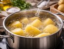Когда солить картофель при варке - до, во время или после: запомните раз и навсегда