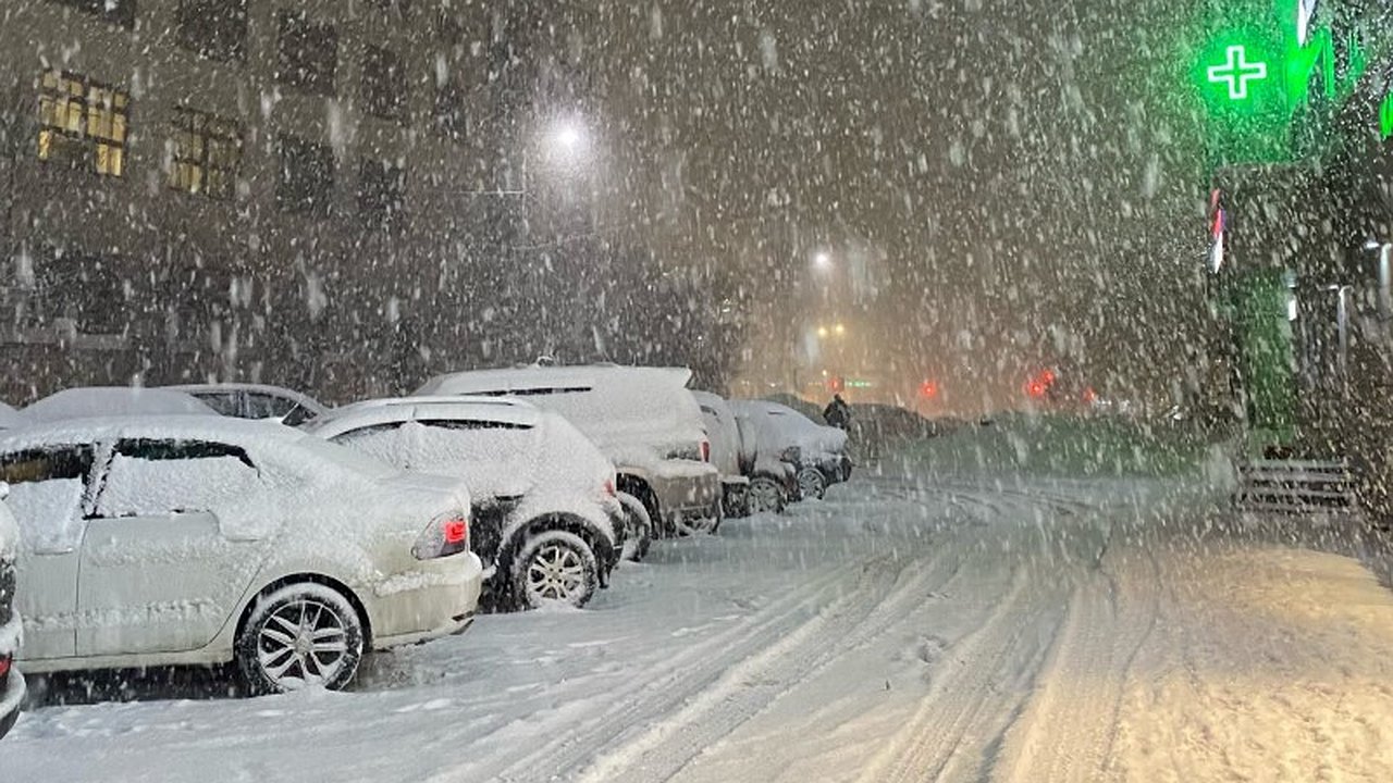 Главная картинка новости: Мощный снегопад идет на Киров: назван самый снежный день