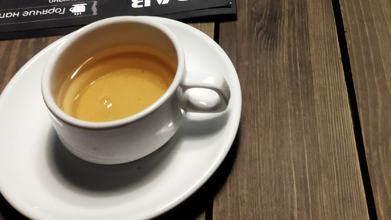 Главная картинка новости: Вылить или выпить? Врачи ответили, через сколько часов после заваривания чай превращается в отраву