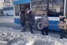 Миниатюра новости: На остановках в Кирове люди рискуют жизнью и выпрыгивают из автобусов в сугробы