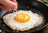 Миниатюра новости: 3 ошибки, из-за которых глазунья получается сухой и резиновой: повара объяснили, как правильно жарить яйца