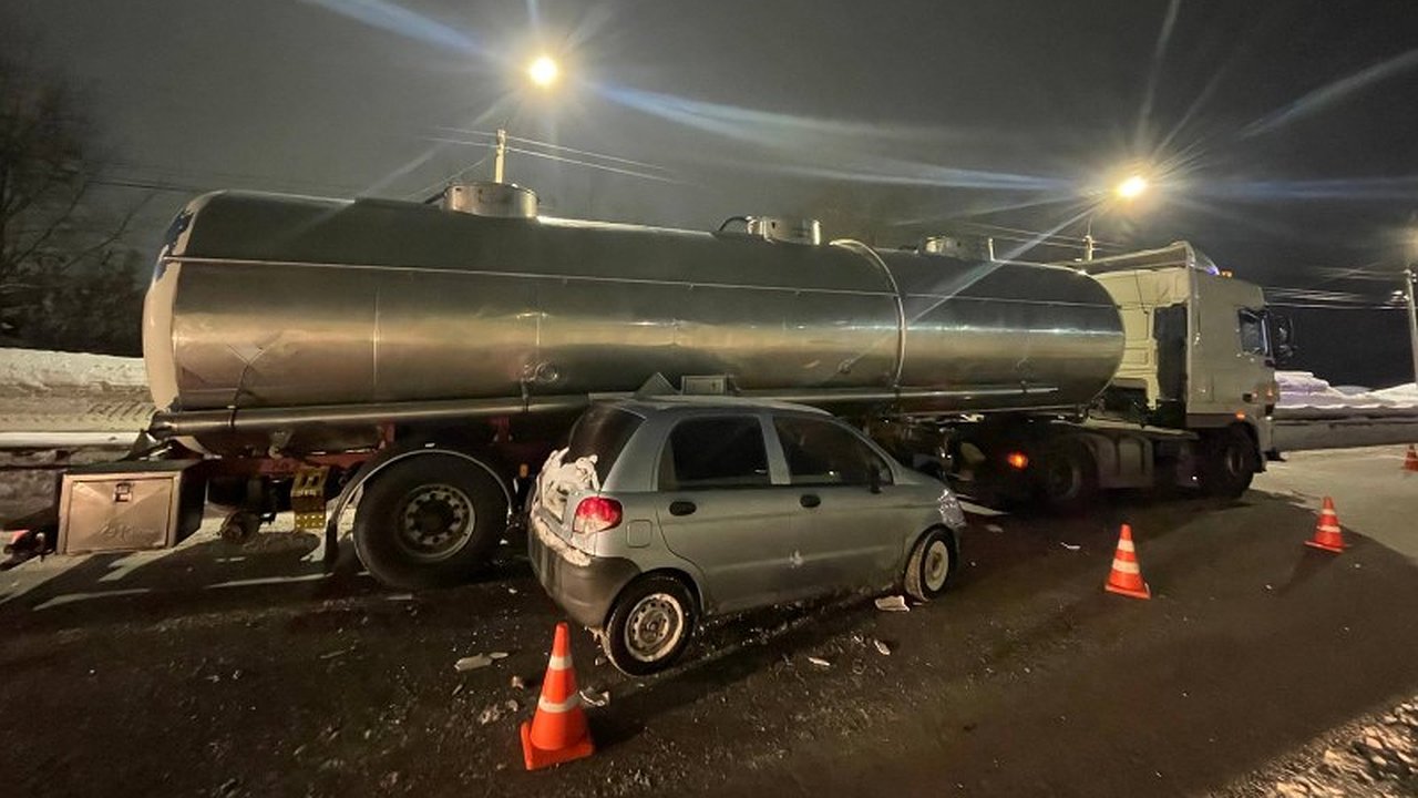 Главная картинка новости: Девушка на Дэу Матиз угодила в ДТП с большегрузом в Кирове