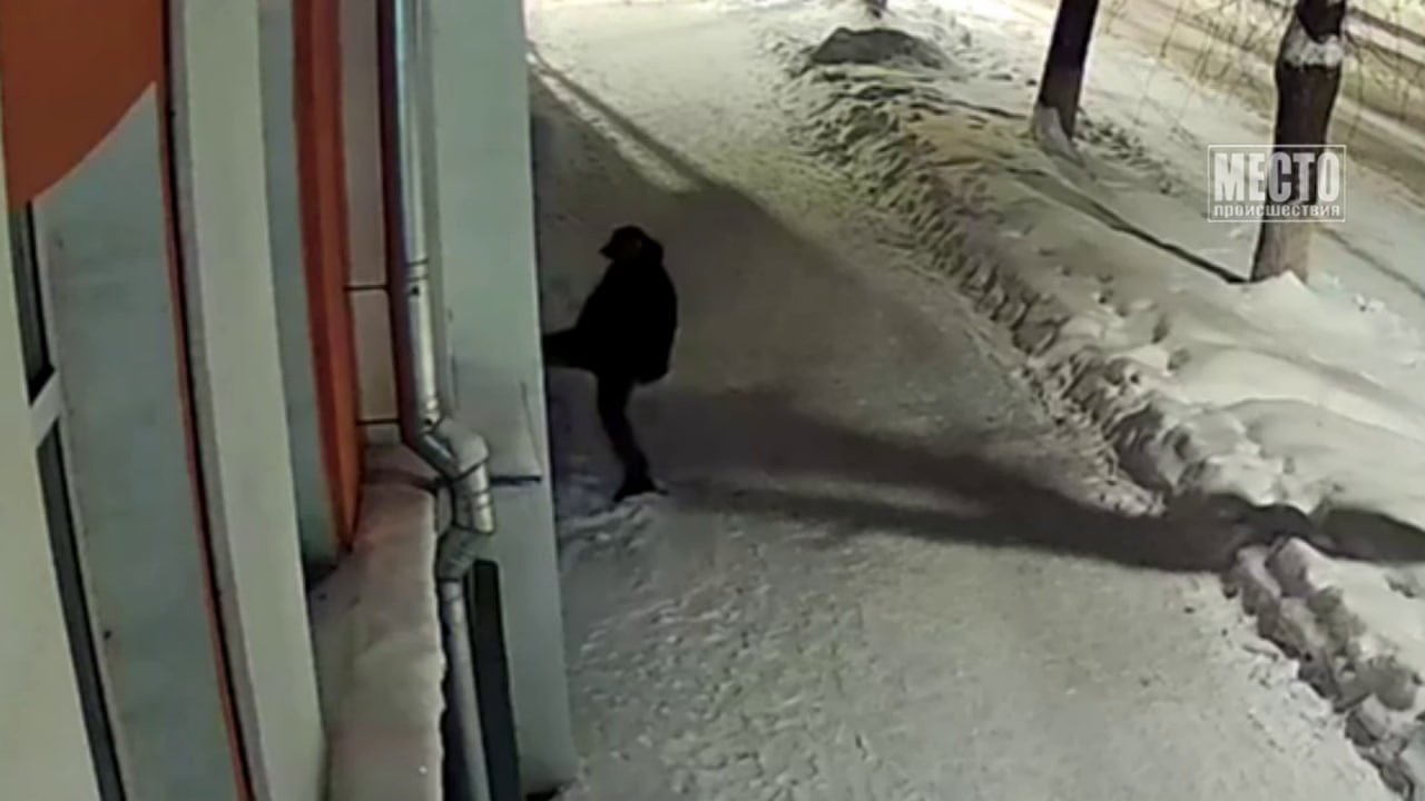 Главная картинка новости: Кировчанин отточил технику кикбоксинга на водосточных трубах и завирусился в Сети