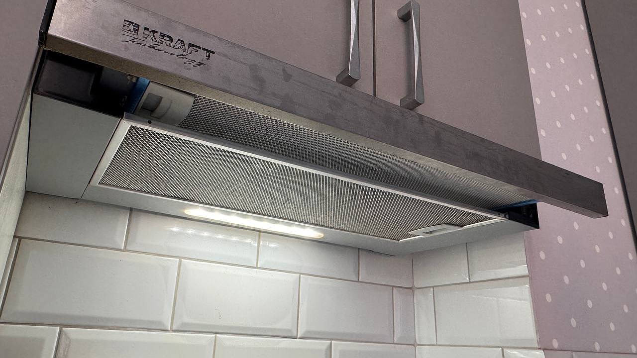 Главная картинка новости: Почему умные хозяева в 2026 году отказались от вытяжки на кухне: нашли более удобный вариант