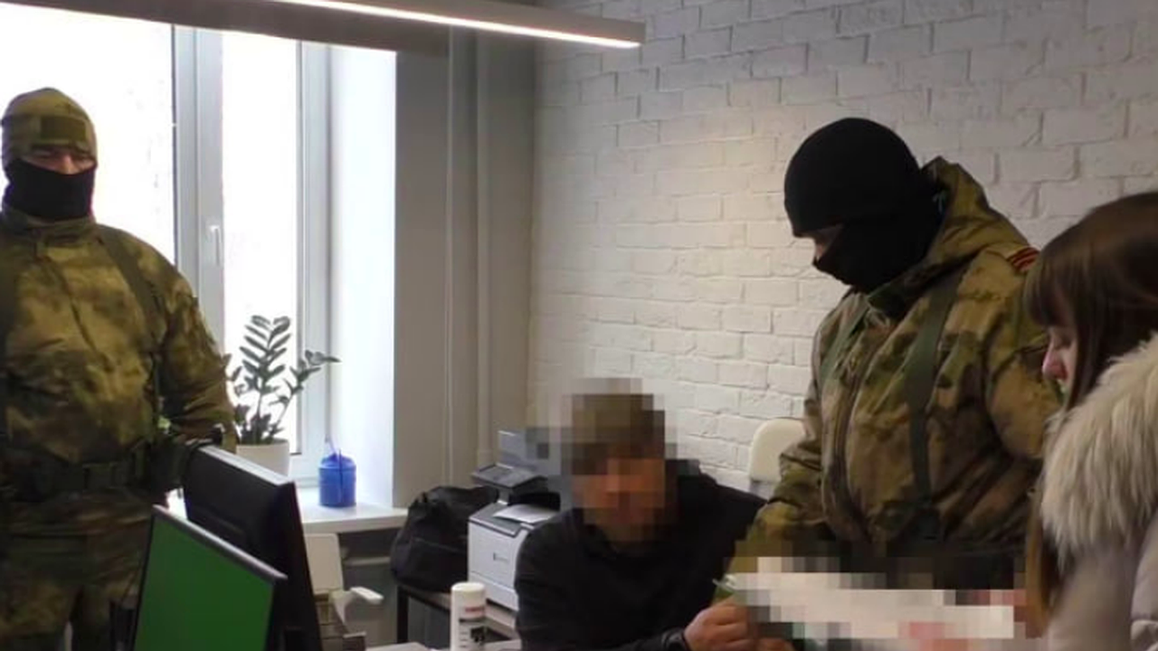 Главная картинка новости: Топ-менеджера кировского банка задержали за взятку в 8 миллионов рублей