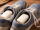 Всегда кладу мыло в обувь после прогулки: полезный трюк, которому меня научила бабушка много лет назад