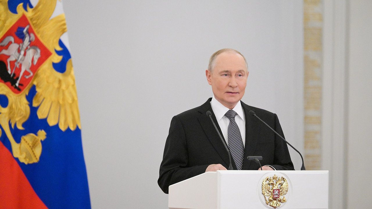 Главная картинка новости: Путин наградил тракториста и доярку из Кирова