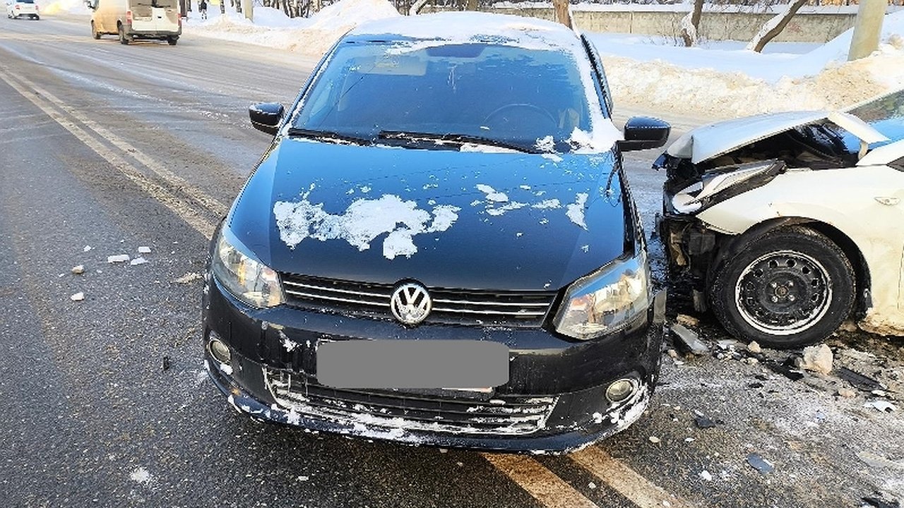 Главная картинка новости: В ДТП на улице Московской в Кирове пострадала 20-летняя пассажирка