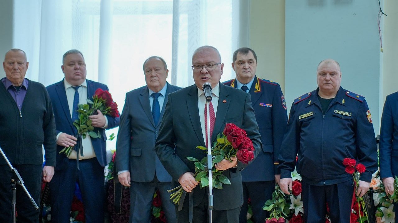 Главная картинка новости: Соколов лично приехал проститься со знаменитым кировским милиционером