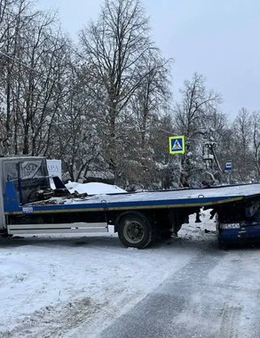 В Кирове женщина на Жигулях на полном ходу влетела под эвакуатор и попала в больницу