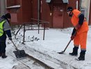 Дорожники в Кирове борются с накатом после метели
