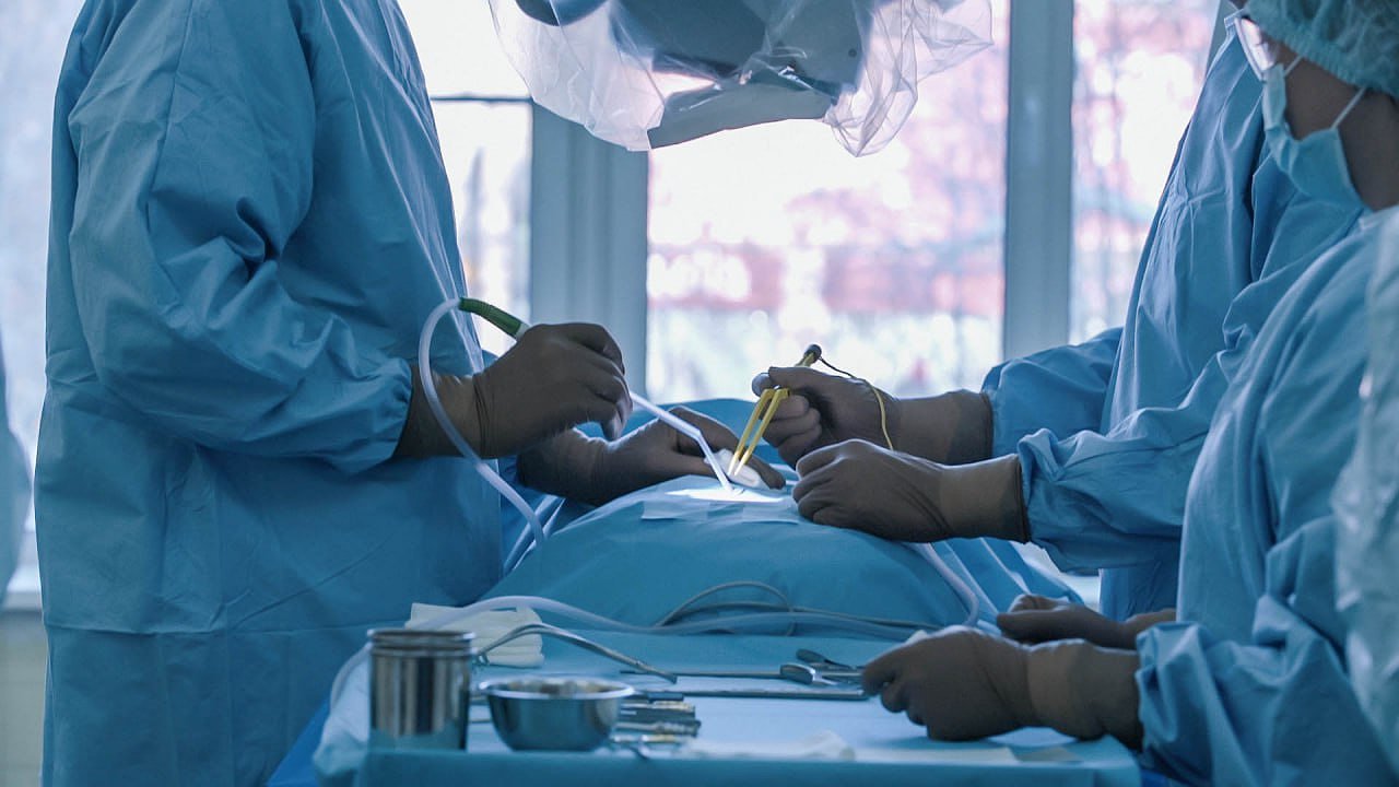 Главная картинка новости: Хирурги из Кирова поставили на ноги переставшую ходить роженицу