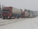 Столкнувшиеся на мосту лесовоз и грузовик намертво заблокировали дорогу из Кирова до Зуевки