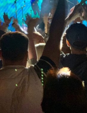 Скандальный и отменяемый в России певец даст концерт в Кирово-Чепецке