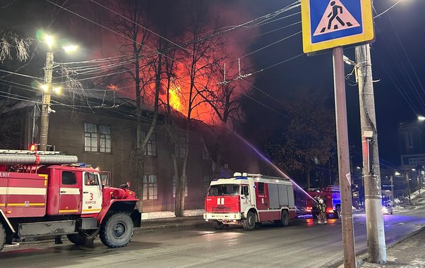 Шесть пожарных расчетов тушили квартиры с жильцами в Кирове