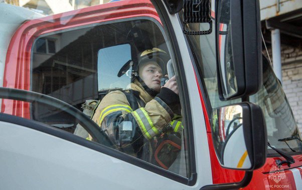 В Котельниче сразу четыре спасателя тушили моторный отсек автомобиля