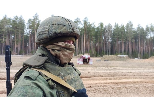 Боец из Кирова под обстрелом восстановил линию связи на СВО и уничтожил БПЛА