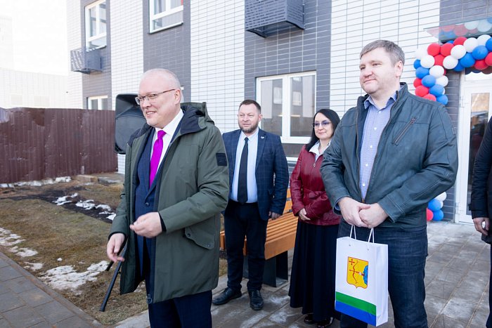 77 новых квартир: Александр Соколов и Андрей Березин передали ключи переселенным из аварийных домов