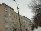 "Залило все балконы": в Яранске дом с рухнувшей крышей закрыли простой пленкой и бросили