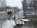 "По пояс в грязи": из-за смытых трапов кировчане не могут попасть на работу и в школу